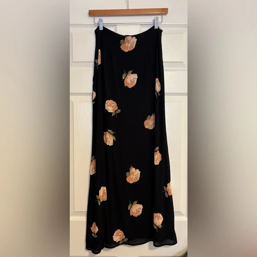 Reformation Bea Crepe Midi Skirt Large Floral Rose Design size 4 Black - Picture 3 of 7